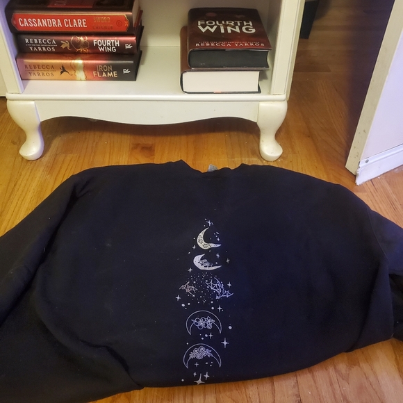 Fourth Wing Sweatshirt - Picture 9 of 11